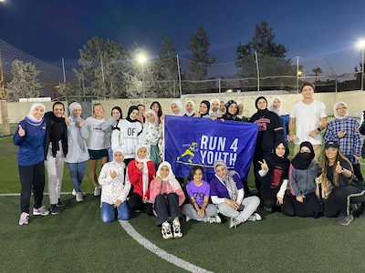 Des membres de l'association run 4 youth ensemble sur un terrain de sport