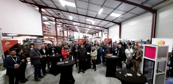 Clients, partenaires, salariés et l'équipe soltis serge ferrari qui participe à l'événement au sein de l'atelier la venitienne pendant l'étape du soltis tour à jarnac.